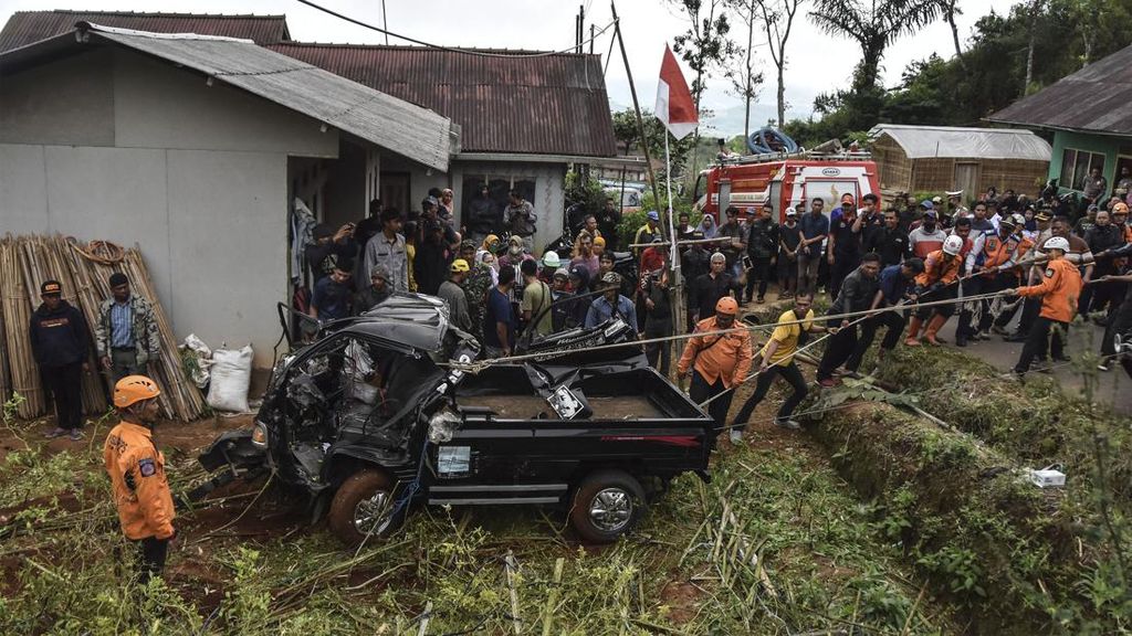 FOTO: Kecelakaan Maut di Ciamis, Delapan Orang Tewas